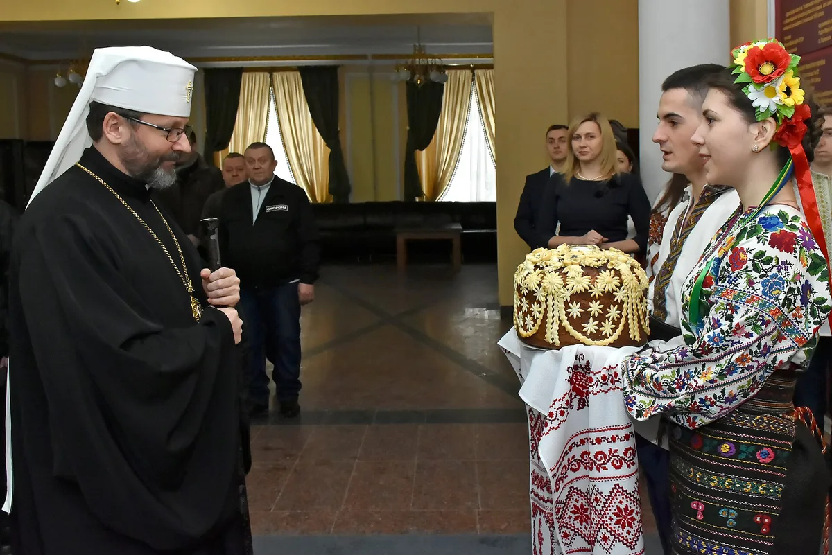 Arcebispo Sviatoslav Shevchuk recebe pão tradicional de jovens com trajes típicos ucranianos