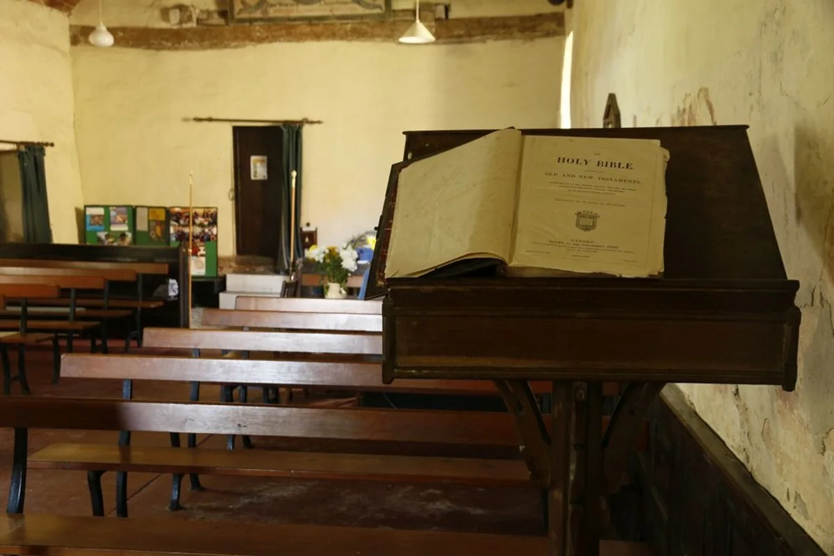 Bíblia aberta sobre o ambão da igreja