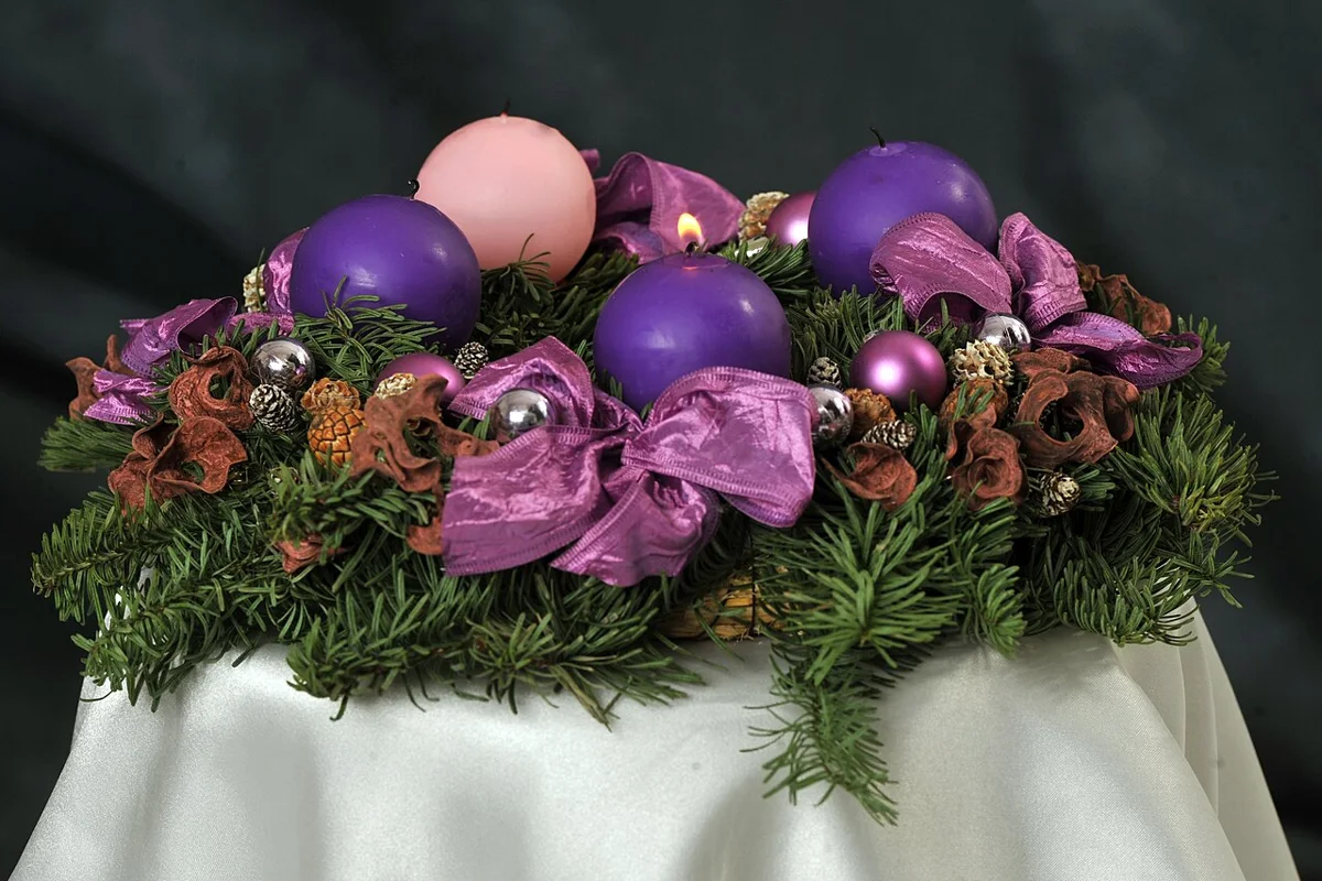 Coroa do Advento com velas roxas e rosa