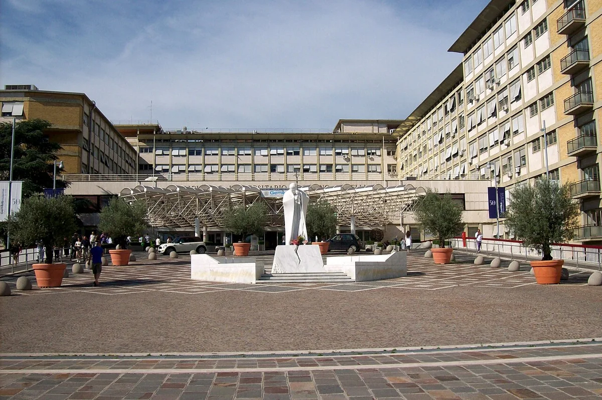 Hospital Gemelli, em Roma, com a estátua de João Paulo II na entrada