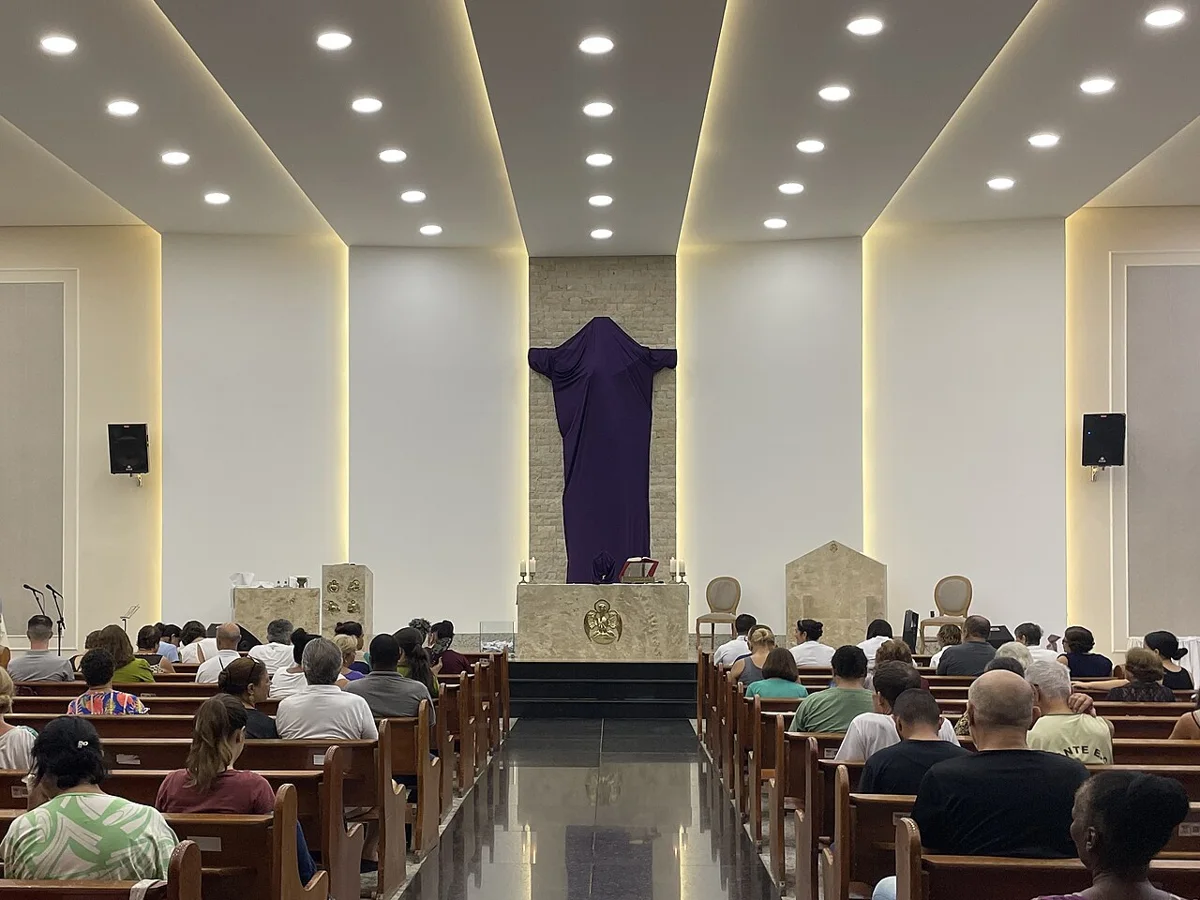 Fiéis no interior de igreja matriz em Minas Gerais antes da missa