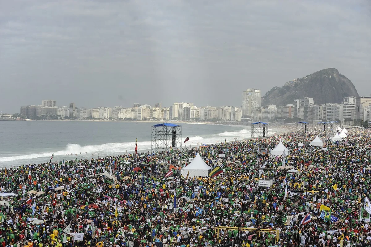 Multidão na praia de Copacabana na missa da JMJ Rio 2013