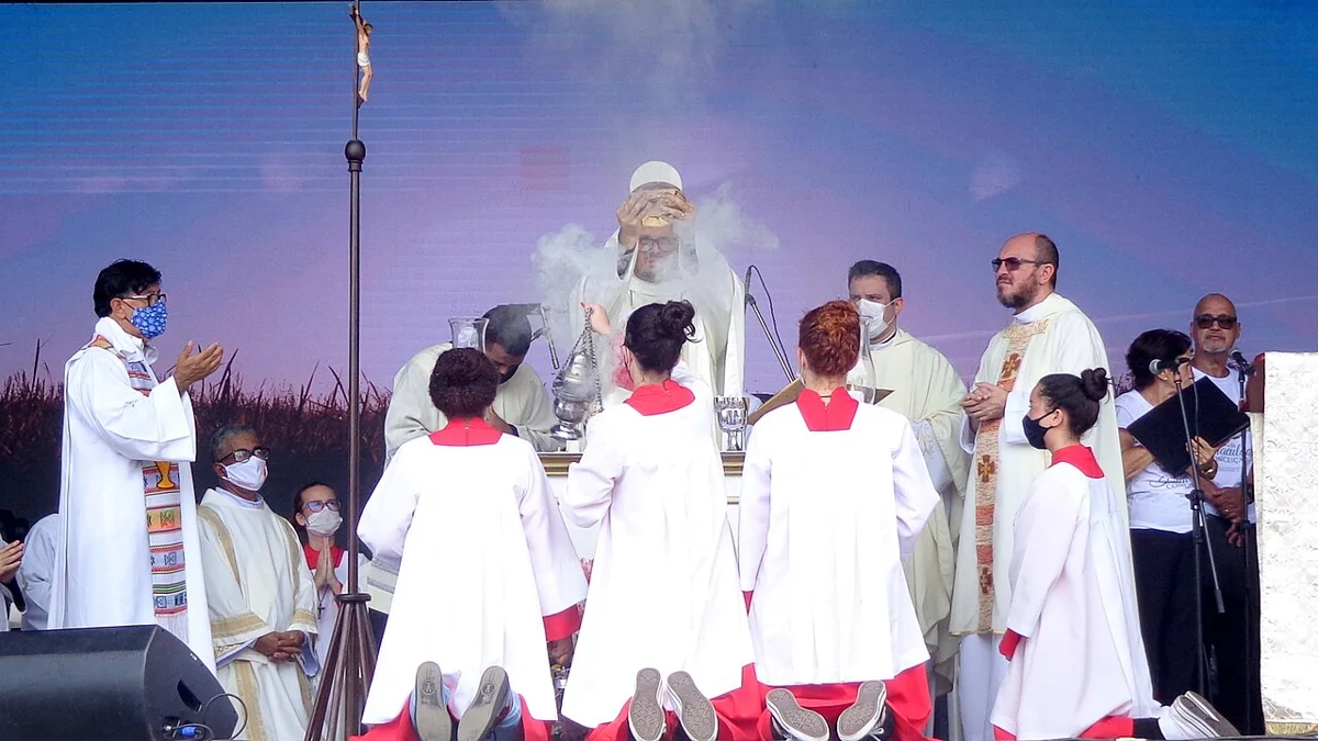 Missa campal ao ar livre com altar e coroinhas em Angra dos Reis (RJ)
