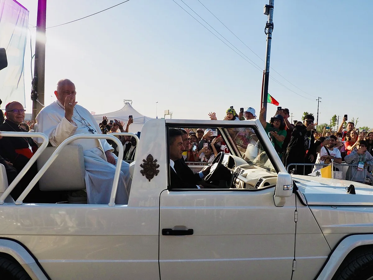 Papa Francisco no papamóvel entre jovens na JMJ de Lisboa, em 2023