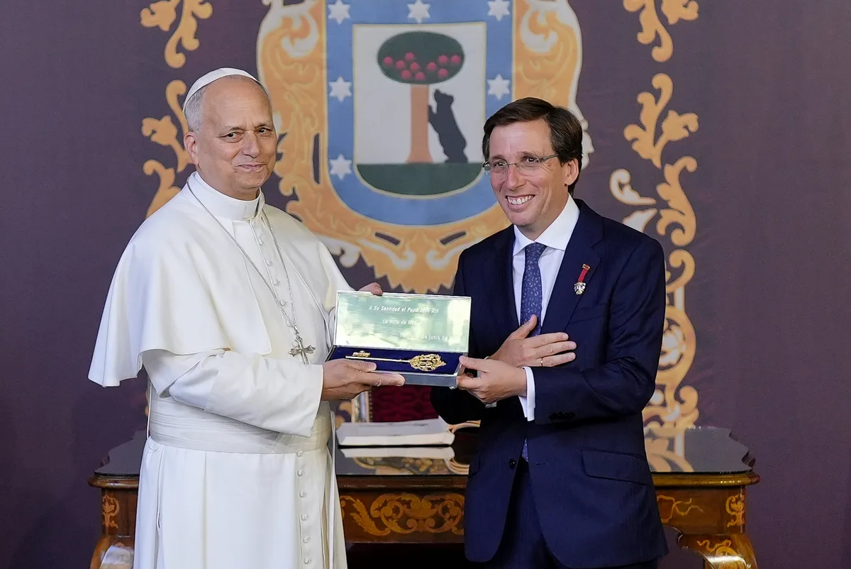 Papa Leão XIV sorri ao receber a Chave de Ouro de Madri das mãos do prefeito José Luis Martínez-Almeida