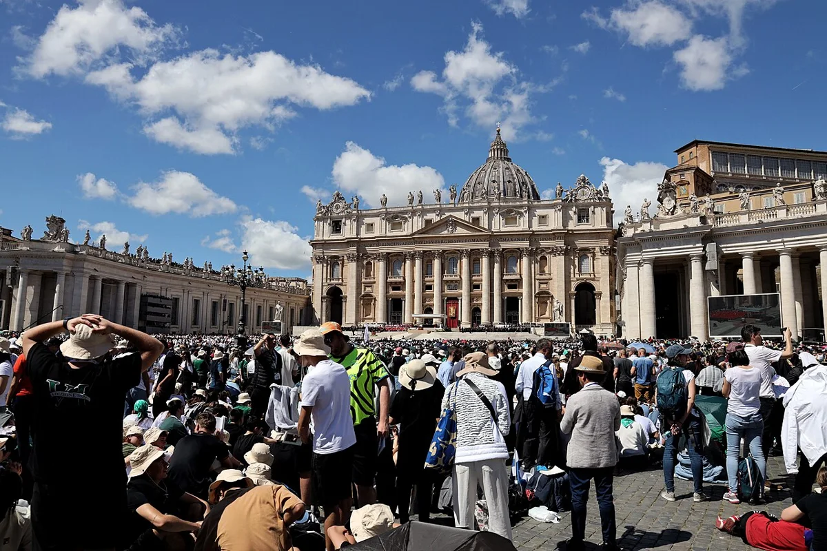 Fiéis lotam a Praça de São Pedro com a basílica ao fundo