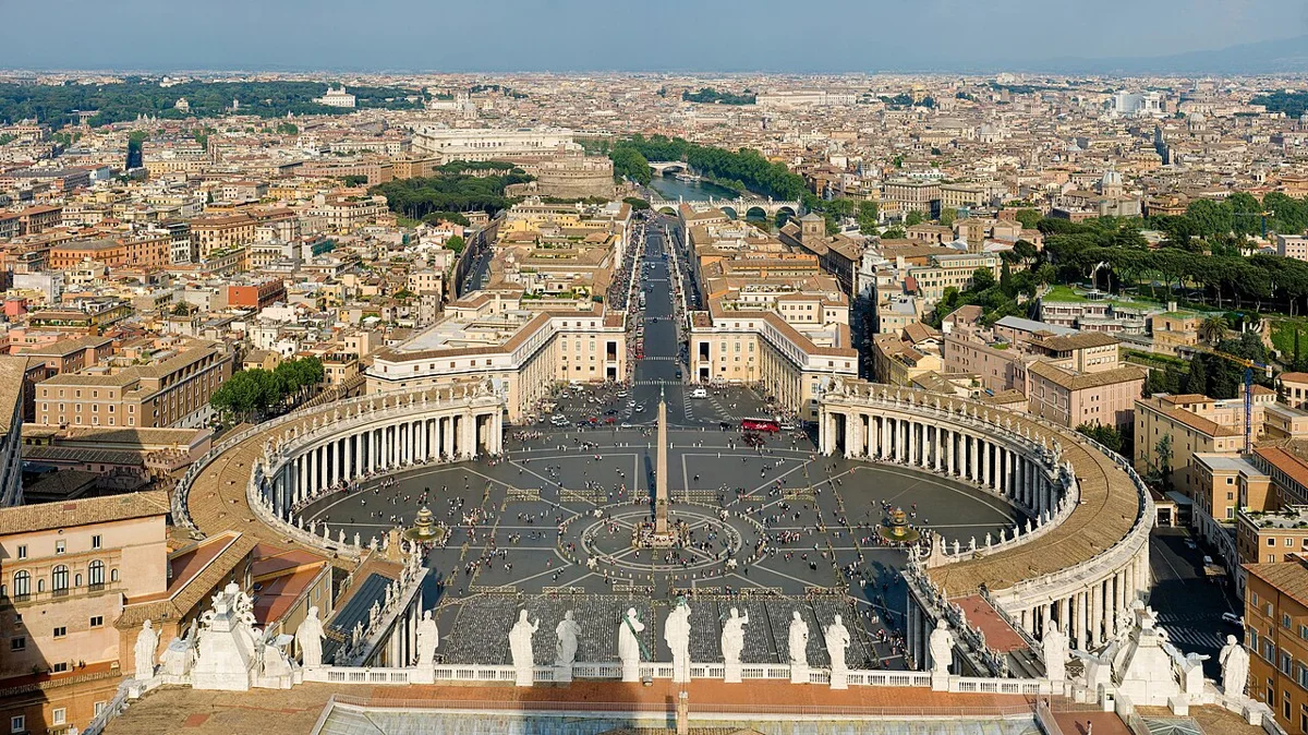 Praça de São Pedro e a Basílica de São Pedro, no Vaticano