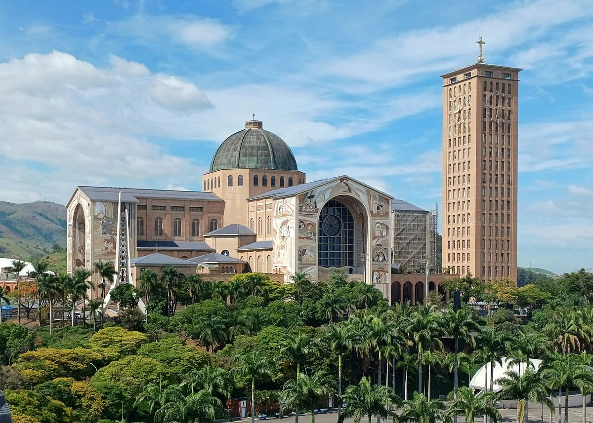 Santuário Nacional de Aparecida visto de fora, com a torre e palmeiras