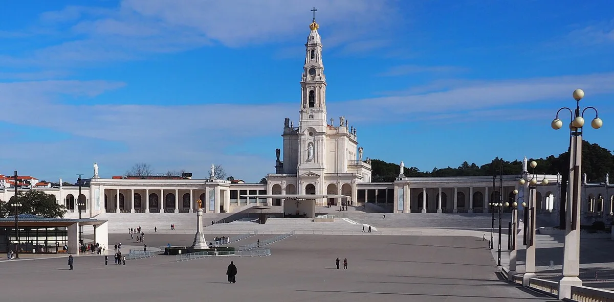 Santuário de Fátima, em Portugal, com a basílica e a esplanada
