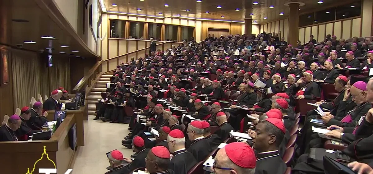 Bispos reunidos em assembleia do Sínodo no Vaticano