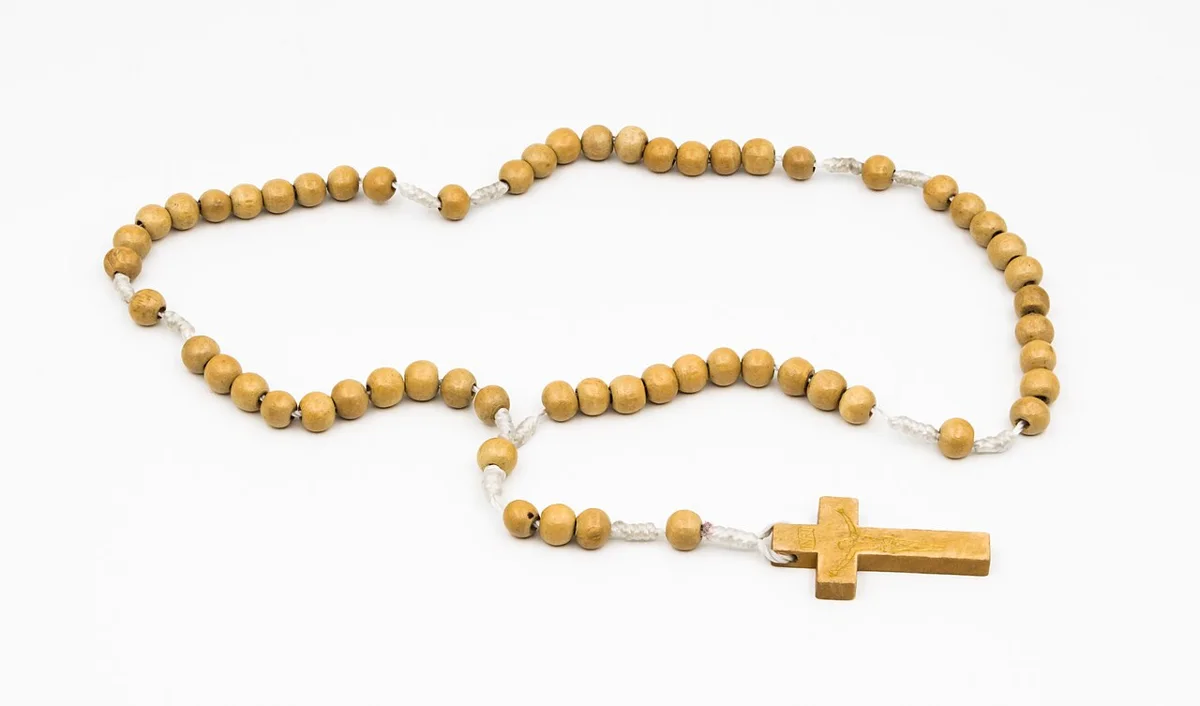 Terço de contas de madeira com crucifixo